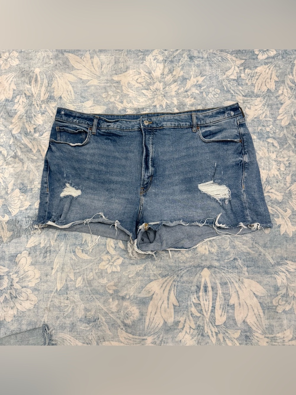 Old Navy Women’s o.g straight high rise Denim Distressed Jean Shorts size 26